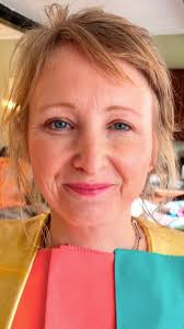 Wow! The Warm & Clear palette is bright and fresh, and made my client  radiant! 💫 With her naturally warm hair tones and bright warm blue eyes,  the vibrancy of the colours and combinations of ...