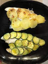 Un delizioso filetto con contorno di patate, fave, asparagi e piselli. Filetti Di Orata In Crosta Di Zucchine E Patate La Giuggiola Gluten Free