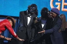 Daft punk, maskelerinin altında güzel müziğini hep icra edecek gibi görünüyor ama, onlar hakkında az bilinen bilgilere bir göz atalım istedik. Startrubel Bei Der 56 Grammy Gala News Orf At