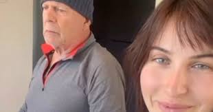 Fans flehen die Familie von Bruce Willis an, keine Fotos des Schauspielers  mehr zu veröffentlichen, nachdem das neueste Video seiner Tochter ein  herzzerreißendes Detail enthüllte... Es ist einfach so, so traurig 😢