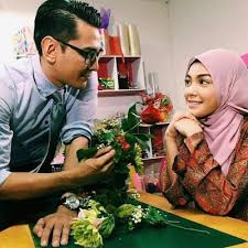 Menikah secara siri pada 2018 silam, kini mereka terlibat seteru tentang anak. 50 A Ideas Drama Akasia Astro First