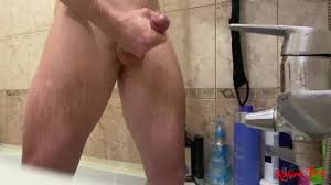 Jock se branle sous la douche, jouit sans les mains