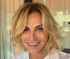 News visti da vogue, simona, ventura. Simona Ventura Un Filo Di Trucco E Nuovo Taglio Di Capelli L Ultimo Look Fa Impazzire I Fan Libero Quotidiano