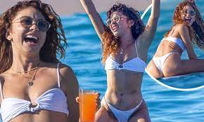 Sarah Hyland EXCLUSIVE: Modern Family star shows off her incredible bikini  body | Daily Mail Online