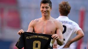Bayern prowadzi w derbach bawarii z augsburgiem. Robert Lewandowski O Pobitym Rekordzie Czuje Sie Jak W Filmie Science Fiction Sport Tvp Pl