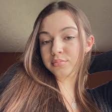 Lillian Cassell's Instagram, Twitter & Facebook