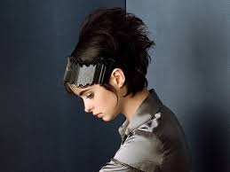 Eine vor allem in den 1970er jahren verbreitete frisur, deren bezeichnung sich von der krausen haarstruktur der afroamerikaner ableitet. Kurze Toupierte Frisur Mit Kopfband Im Stil Der 60er Jahre Und Satin Kleid