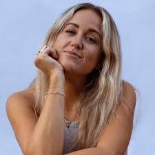 Grace Crowder's Instagram, Twitter & Facebook