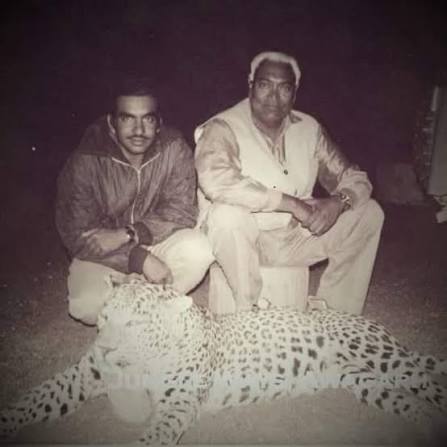 Pic of Past time, during the allowed shikar / hunting company campaign at umri thikana / county whereas affilated to gwalior princely state, guna distt. m.p. 🐆 In the pic LtoR, raja