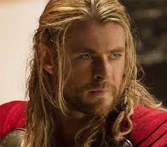 Erkundung des Haaransatzes von Chris Hemsworth: Von Gerüchten zu ikonischen  Haarschnitten