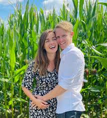 Bab buelens is een belgische actrice, zangeres en presentatrice die werd geboren op 23 mei 1994 in het kempense begijnendijk. Buurtpolitie Actrice Dorien Reynaert Bevallen Van Eerste Kindje Showbizz Hln Be