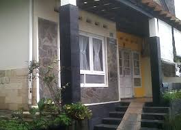 Pada sekitar bagian atas teras yang terpenting dengan menggunakan tiang, bisa anda lakukan dengan kombinasi warna yang unik atau bisa juga dengan menggunakan desain modern pada atas teras rumah. Desain Teras Batu Alam Model Rumah Minimalis 2020