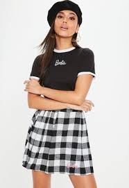 Black And White Check Pleated Mini Skirt Mini Skirt With A Black And White Checked Fabric Pleated Fabric And Pink Barbie Logo Saias Looks Looks Com Saias