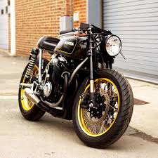 世界で初めて直列４気筒エンジンを搭載した大量生産車として人気を博したホンダ dream cb750four が登場したのは1969年 それから50年近くが経とうとしていますが その人気は未だ衰えを知りません 今日は そんな cb750 をベースにした 週末を楽しむため ホンダ