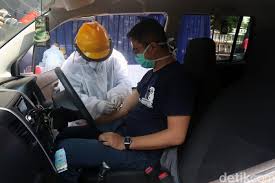 Potret Warga Bandung Jalani Rapid Test Dengan Drive Thru