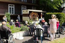 Bei wohnungsboerse.net finden sie eine große auswahl an häusern zur miete von privat & makler. Gelsenkirchener Schausteller Unterhalten Senioren Mit Orgelmusik 100 Jahrige Kirmes Konzertorgel Tourt Durch Die Stadt Gelsenkirchen