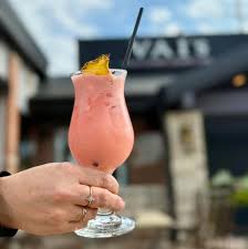 Check out some beautiful pictures we took from a private dining event last  week 👀 Next time you're looking to host an event, look no further than  VAI's! Our private dining coordinator,