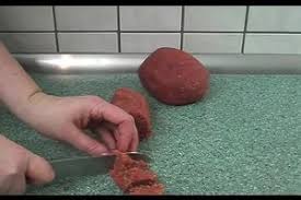 Wir haben für silvester kleine, selbstgemachte fliegenpilze als glücksbringer für silvester gebastelt. Video Glucksbringer Zu Silvester Selber Machen Tipps Und Ideen Fur Schweine Aus Marzipan