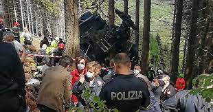 A fülke 15 emberrel a földnek csapódva legurult egy lejtőn, és többször átfordult, mielőtt fáknak ütközve megállt. Telex Lezuhant Egy Felvono Olaszorszagban Tizennegyen Meghaltak