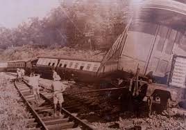 Terlebih lagi sudah ada 9 jalur kereta api dan 3 dari 9 tersebut adalah jalur sepur lurus. Sabotaj Landasan Kereta Api 1956 Di History Malaysia Facebook