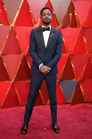 Allerdings wenn der anzug dunkelblau ist (und zwar wirklich dunkel) dann fände ich diese fliege dennoch… ich bin auf einer hochzeit eingeladen und ich habe vor einen dunkelblauen anzug zu tragen, unter dem sakko ein weißes hemd und dazu eine etwas dunklere rote fliege. Wie Fliege Mit Anstecknadel Zu Kombinieren 13 Herren Outfits 2021 Lookastic