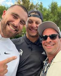 Travis Kelce hyping up the team🔥 뉴스스산 ニん ح 587 5 87 面 اللام بلانه