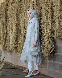 Pada bagian pinggang terdapat hiasan bunga yang membuat gamis ini tampak. 8 Ide Tunik Brokat Yang Pas Untuk Hampir Semua Bentuk Badan Seformal Kebaya Tapi Lebih Nyaman