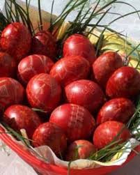 10 oua albe, 2 linguri cu sare fina, 5 linguri otet, vopsea de oua, 2 linguri ulei, diferite frunzulite, un dres bej. In Joia Mare Gospodinele Vopsesc OuÄƒle De PaÈ™te Se Spune CÄƒ OuÄƒle Inrosite In AceastÄƒ Zi Nu Se StricÄƒ Tot Timpul Anului TradiÅ£ii SupersitiÅ£ii Si Legenda CrestinÄƒ Ziarul Unirea