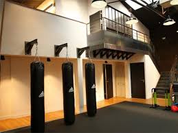 Accès au fitness depuis le hall d'accueil, deux salles situées au deuxième étage du bâtiment. Club De Circuit Training A Boulogne Billancourt Masalledesport