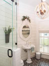 Fixer upper's best bathroom flips. Fascinating Farmhouse Bathroom Decorating Ideas