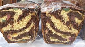 100 gr untdelemn, 50 gr rom, 1/2 baton vanilie, coaja de la o lamaie, 40 grame de drojdie, 100 gr stafide, 300 gr lapte, o lingura rasa sare, 50 gr rom. Tasting Romania Cozonac TradiÈ›ional Din Moldova Cu NucÄƒ Stafide È™i Rahat Vine Moldova La Tine Gastronomie LocalÄƒ Produse Gastronomie LocalÄƒ