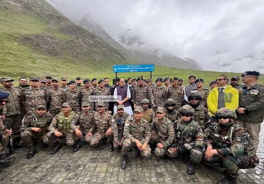 🪖☕ #AmitShah joins #BSF soldiers for 'High Tea' at #G7 Outpost in #Bhuj, #Gujarat 🏜️🎖️ https://tinyl.co/4aoF