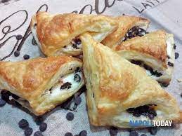 Distribuire sul bordo i ritagli di sfoglia sbriciolati, spolverizzare di zucchero al velo e decorare con la. Triangoli Di Sfoglia Dolci Con Ricotta E Cioccolato