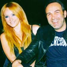 O παρουσιαστής του open με αφορμή τα γενέθλιά του έκανε μια ανάρτηση στο instagram και αποκάλυψε πόσο χρονών έγινε. Grhgorhs Gkoyntaras Oi Eyxes Sth Gynaika Toy Natali Gia Ta Gene8lia Ths Kai Oi Tryferes Fwto Gossip Tv Gr