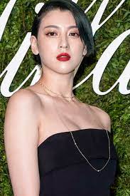 三吉彩花85公分逆天美腿登場《今際之國2》！9個養膚、美體、瘦身秘訣全記錄。 | Vogue Taiwan