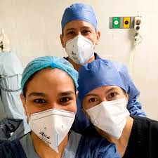 Día de cirugía! Ellas son las doctoras María Fernanda Rodríguez y Tatiana  Palacio, y él es nuestro anestesiólogo Dr. Frank Bolaños. ¿Ya los conocían?
