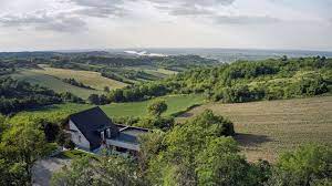 We did not find results for: Villa In Sremski Karlovci Gepragt Von Der Aussicht Auf Die Landschaft Der Vojvodina