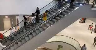 En Video Asi Fue El Accidente En Las Primeras Escaleras Electricas Colocadas En Camerun