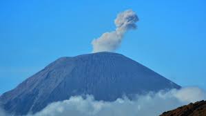 Anggit menjelaskan, terjadi erupsi gunung semeru pada sabtu (16/1) sore hari pukul 17.24 wib, yang mengakibatkan hujan abu vulkanik di beberapa wilayah di kabupaten probolinggo pada pukul 17.40. Gunung Semeru Meletus Hari Ini 20 Januari Erupsi Kelima Pada 2020 Tirto Id