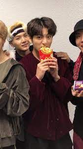 Mcdonald's bts meal launches wednesday with mcnuggets and spicy dipping sauces. That S Me When I Get Mcdonalds Fries Jungkook Foto Bts Bts Suga