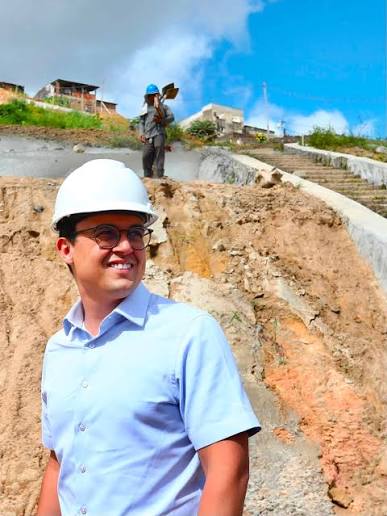 Na Comunidade dos Milagres, no Barro, dá pra ver o compromisso da  @prefeiturarecife virando realidade! 🚧 💰Estamos trabalhando para colocar  mais infraestrutura e segurança na vida de mais de 3 mil recifenses