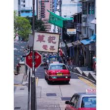 instagram 上的a lu 魯魯攝影 直 香港的士 taxi 和電車 一樣 是個很鮮明的印象 也和其他國家的計程車不同 就是差不多的車型 然後紅色的車體 穿梭在中環 上環等地 載著來來去去的客人們 抵達他們想要的目的地 然後又快速 in 2020 photography