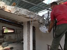 Se invece il tetto è in cemento armato la scelta del sistema di isolamento è un po' più complessa: Demolizione Controllata Tetto A Falda
