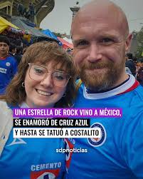 📰 Durante su visita a México, Adam Devonshire, bajista de la banda  británica IDLES, se enamoró del Cruz Azul y decidió tatuarse a Costalito,  la mascota del equipo, como símbolo de su