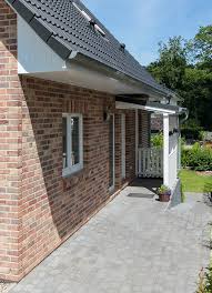 Wohnraumtreppen sind für uns nicht nur notwendige einrichtungen zur höhenüberwindung, sondern vor allem auch architektonische gestaltungselemente. Klassisches Einfamilienhaus In Hanglage Eco System Haus Fassade Haus Haus Haus Aussen