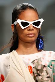 Marni Spring 2019 Ready To Wear Collection Vogue Girl With Sunglasses Trending Sunglasses Sunglasses Women Vintage