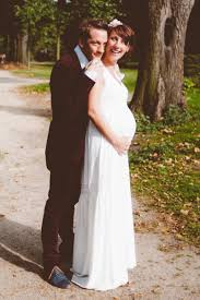 Wie groß eine hochzeit ist, bleibt dem brautpaar überlassen. Eine Hochzeit Zu Dritt Ist Etwas Ganz Besonderes Und Geht Auch Ohne Ein Schwangerschaftsbrautkleid Ganz Wunderbar Und Das Wiss Braut Schwangere Braut Heiraten