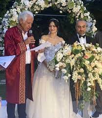 Şeyda sayar ile geçen yıl nişanlanan gazeteci i̇smail saymaz, bu akşam düzenlenen düğün töreniyle dünya evine girdi. Ismail Saymaz Ile Seyda Sayar Evlendi