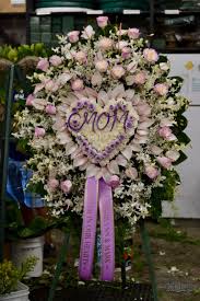 Heart Mom Standing Spray Kui I Florist Llc Hilo Hawaii Kuiandiflorist Com Kuiand Funeral Flower Arrangements Funeral Floral Arrangements Casket Flowers