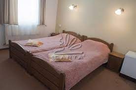 13 de băile tuşnad a la distancia de 12 minutos del centro. Hotel Sara BÄƒile TuÈ™nad 0748 215 161 Descriere